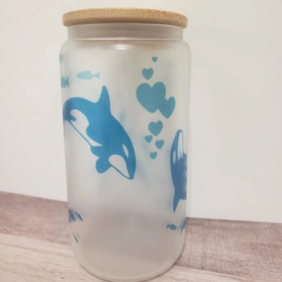 Killer whale glow in the dark glass cup with lid and straw - Picture 6 of 7